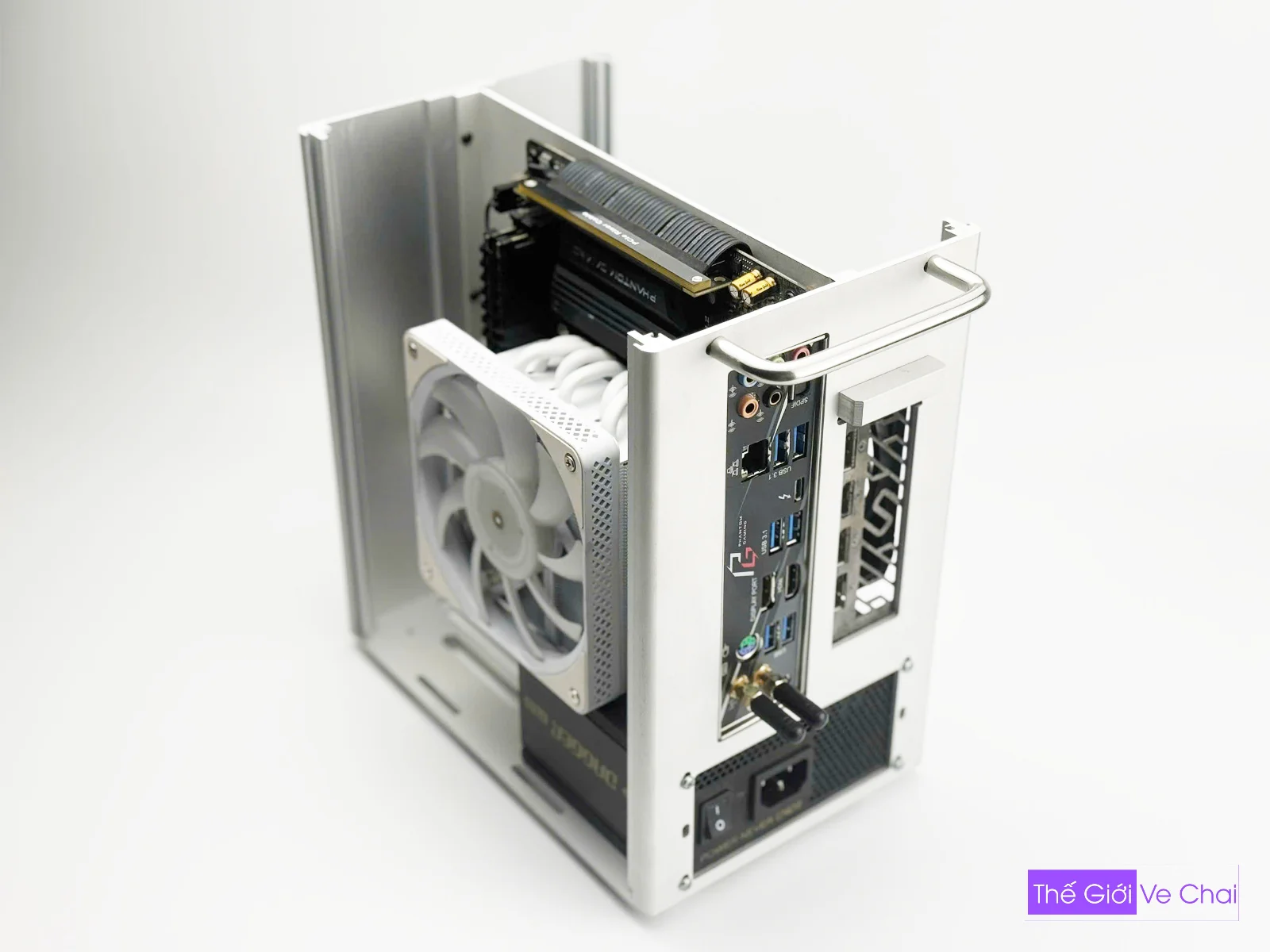 CASE-ITX Z390I PHANTOM-WEB_009.jpg